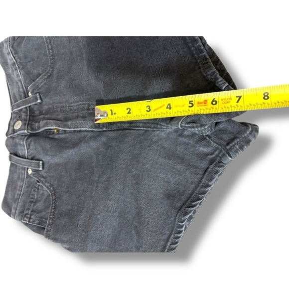 Levi's Classic High Waisted Dark Gray/Black Lightly Distressed Denim Mom Shorts - Picture 13 of 15